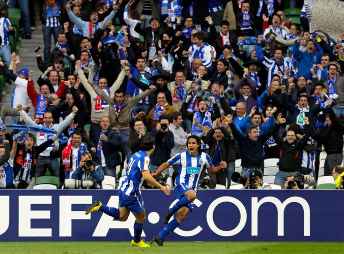 Radość piłkarzy i kibiców Porto po strzeleniu gola