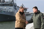 Andrzej Duda i Mariusz Błaszczak  po ćwiczeniach pod kryptonimem Zalew-23 w Porcie Morskim Nowy Świat na Mierzei Wiślanej