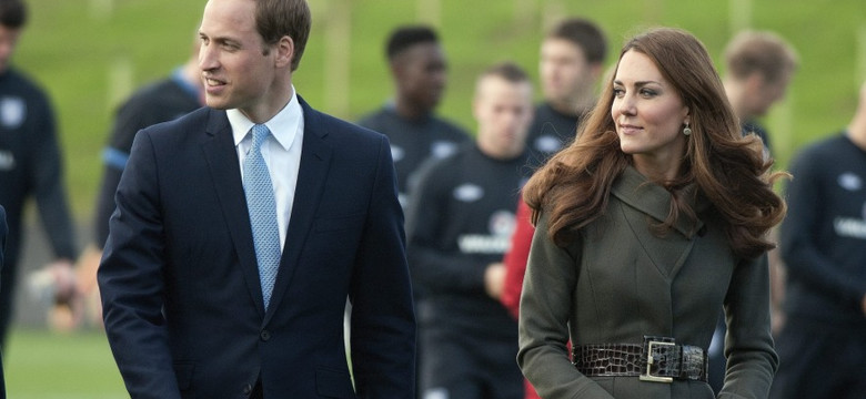 Militarny szyk i talia osy: księżna Catherine z wizytą u piłkarzy