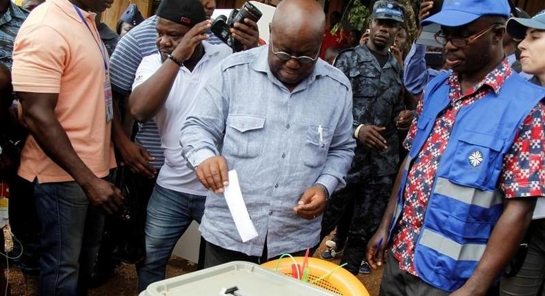 Ghanaian Presidential candidate Nana Akufo-Addo (C) of the opposition New Patriotic Party (NPP) casts his vote at a polling station in Kibi, eastern region of Ghana December 7, 2016. REUTERS/Luc Gnago