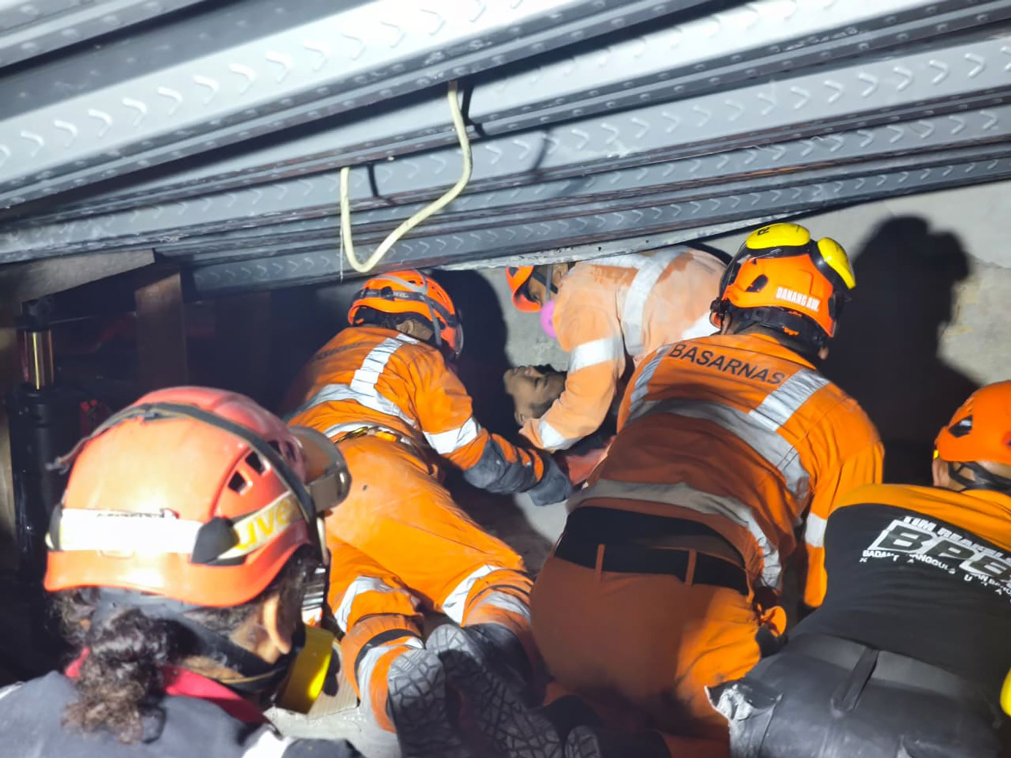 Schuleinsturz in Indonesien: 5 Überlebende gerettet, 60 Schüler vermisst