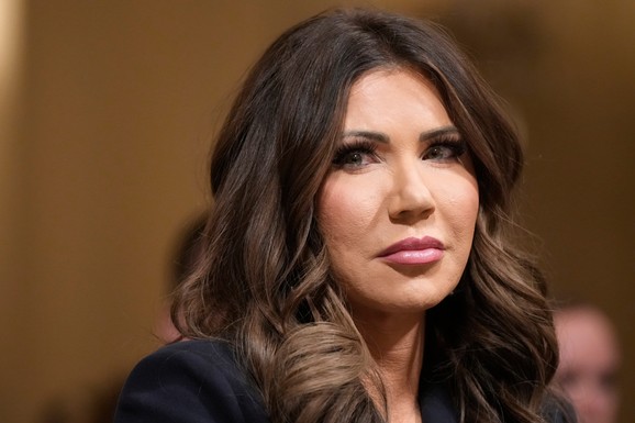 TRAMPOVA "LEDENA BARBI" PRAVI HAOS Milioni misteriozno nestaju, sukob eksplodirao, optužbe pljušte, a zbog jedne afere sve bi moglo da se RASPADNE (FOTO)