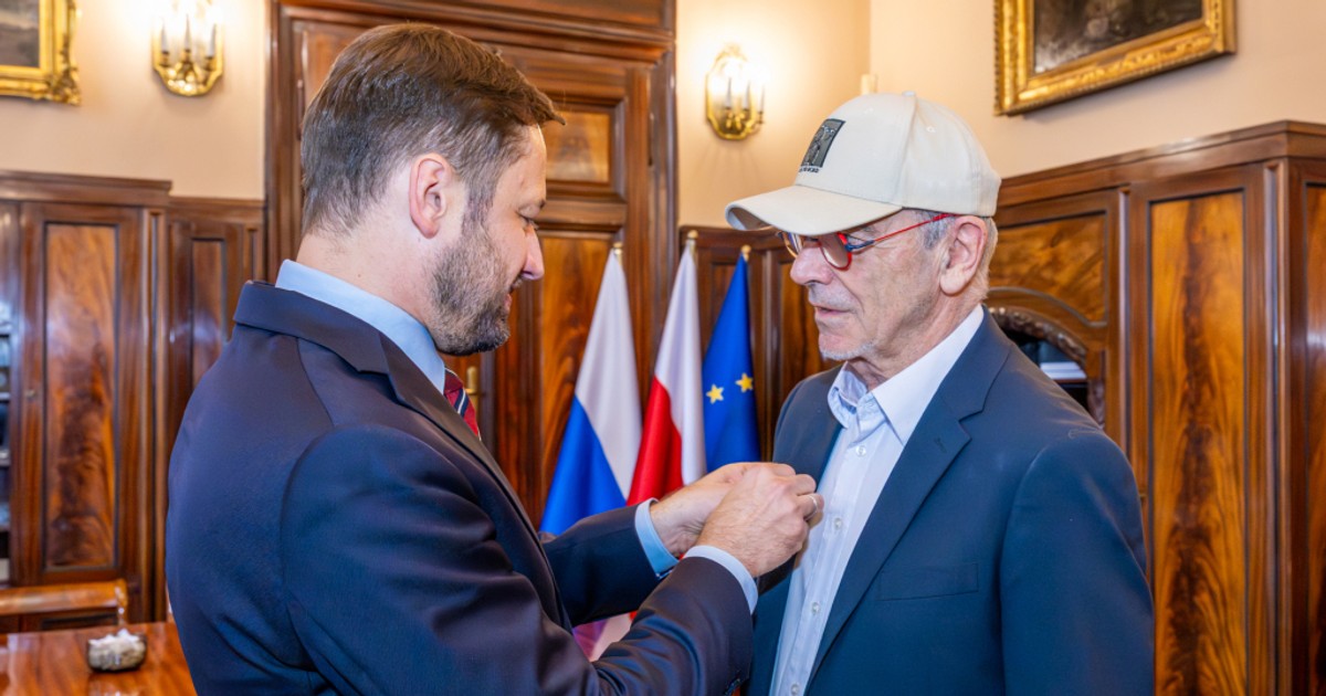 Scenarzysta Sławomir Idziak z krakowską odznaką Honoris Gratia