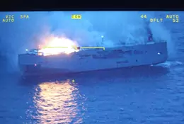 Pożar statku transportującego 3 tys. aut. Jedna osoba nie żyje. Akcja ratunkowa wciąż trwa [ZDJĘCIA]