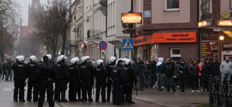 Zamieszki w Ełku po zabójstwie 21-latka, który zginął w noc sylwestrową. "Policjanci nadal zabezpieczają to miejsce"