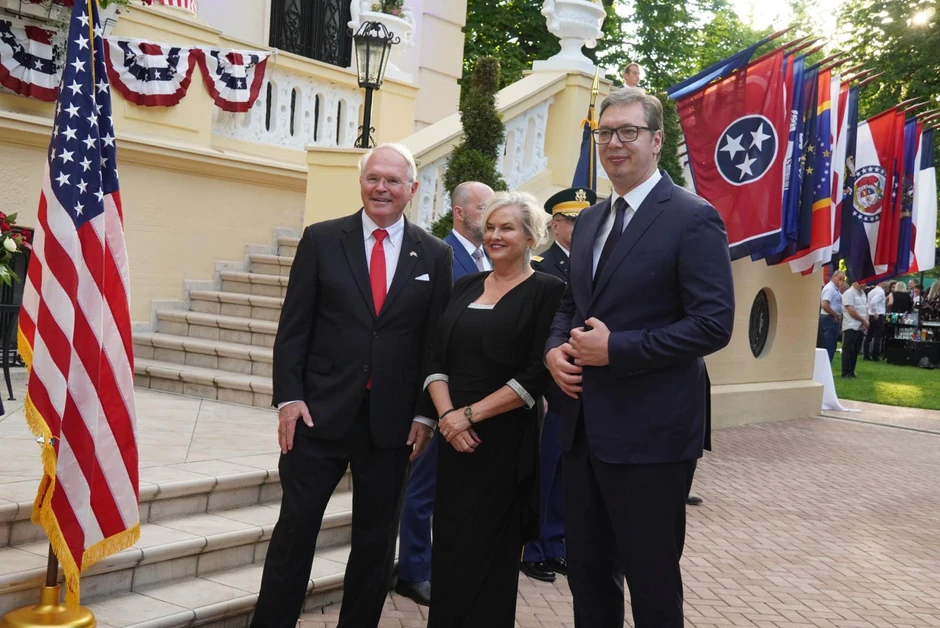 Vučić sa ambasadorom Hilom i njegovom suprugom na prijemu u rezidenciji ambasadora SAD