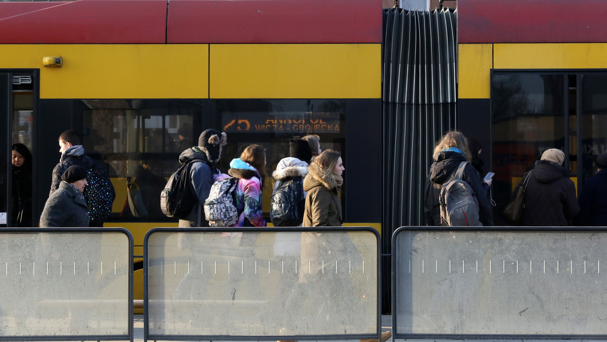 Dobra wiadomość dla uczniów warszawskich szkół podstawowych i gimnazjów. Od nowego roku szkolnego nie będą musieli kupować biletów komunikacji miejskiej. Będą mogli jeździć tramwajami, autobusami, metrem i SKM za darmo. Tak zakłada nowy projekt stołecznego Ratusza.