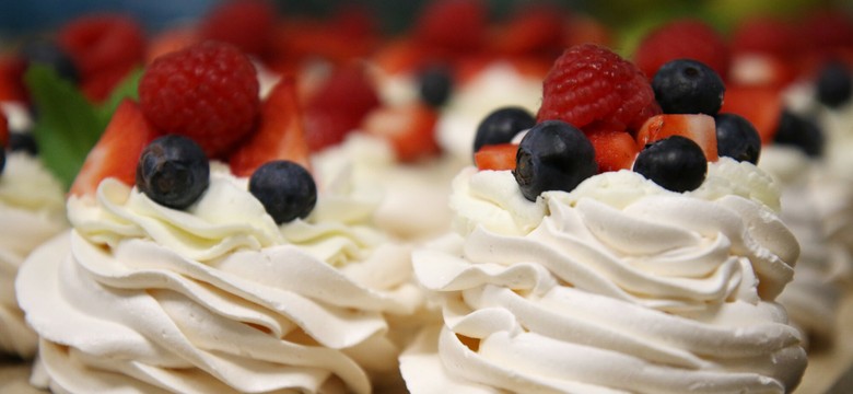 Beza Pavlova z truskawkami. Najprostszy przepis na chrupiącą rozkosz