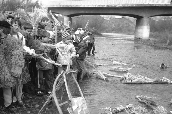 Dzieci wrzucają wiązki słomy do wód Dunajca. Widoczne połamane sanki w wodzie i w tle most (NAC, domena publiczna, sygnatura 3/53/0/6/341).