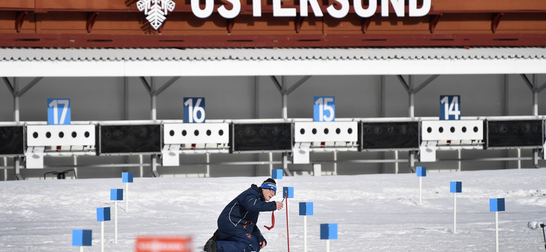 PŚ w biathlonie: opóźnienie niedzielnych startów z powodu silnego wiatru