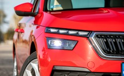 Skoda Kamiq, Kia Stonic czy Volkswagen T-Roc? Który tani SUV hitem w Polsce