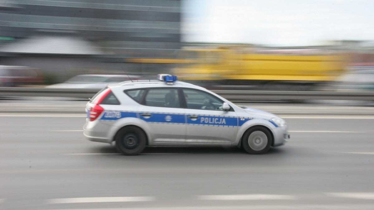 Jędrzejowscy policjanci ratowali motocyklistkę, którą ukąsił owad 