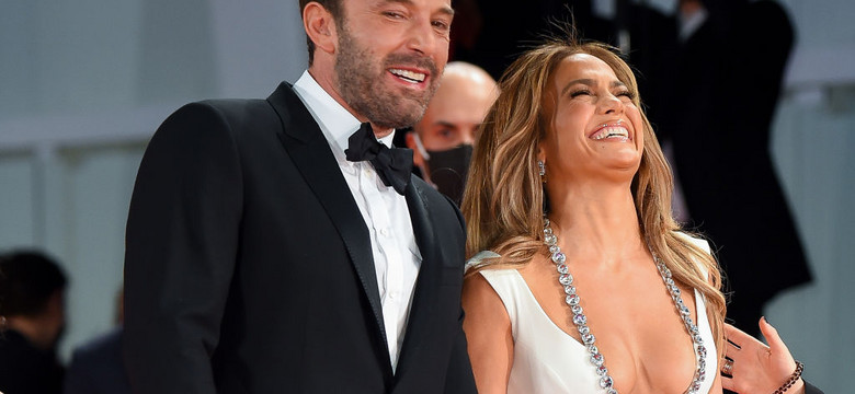 Jennifer Lopez pokazała trzy kreacje ślubne. Suknie zapierają dech