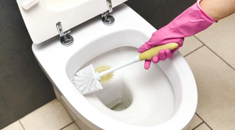 Így lehet neked is patyolattiszta vécéd, pillanatokon belül eltüntetheted a makacs sárga foltokat róla. Fotó: Getty Images