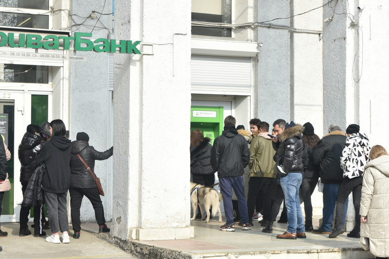 Odessa. Ludzie ustawiają się w kolejce, aby wypłacić pieniądze z bankomatów 