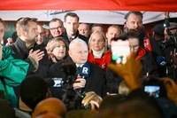 Trzy symboliczne sceny z bitwy o TK. Na prawicy może właśnie pękać tama