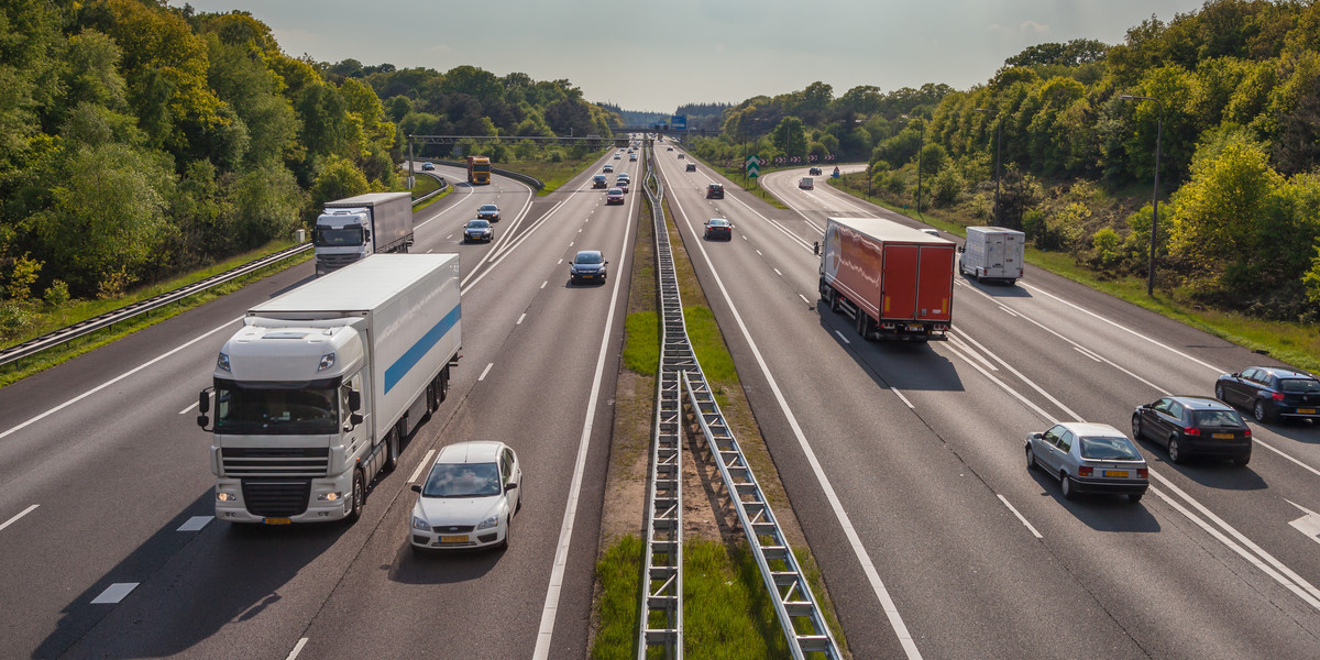 Rząd przyjął nowe przepisy odnośnie wyprzedzania się ciężarówek.