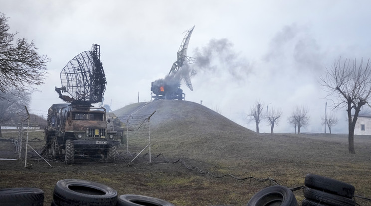 Sérült radarrendszerek és egyéb berendezések egy ukrán katonai létesítményben a délkelet-ukrajnai Mariupol városban 2022. február 24-én / Fotó: MTI/AP/Szergej Gric