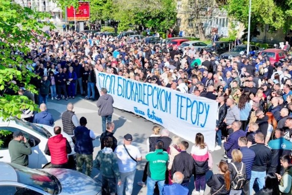PROTEST ISPRED POLICIJSKE STANICE U NOVOM SADU Okupljanje zbog legitimisanja penzionera tokom blokade, prisustvuje i Vučević
