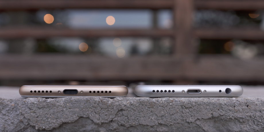 Zdjęcie iPhone'a 7 (z lewej), które wyciekło - telefon leży obok iPhone'a 6s
