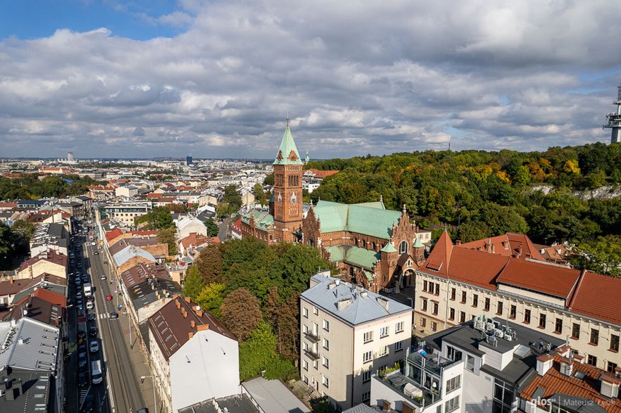 Ceglana wieża z zegarem kościoła Matki Boskiej Nieustającej Pomocy autorstwa Jana Sasa Zubrzyckiego