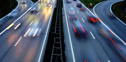 Gwałt na autostradzie. Na oczach dzieci dopadło ją 15 mężczyzn