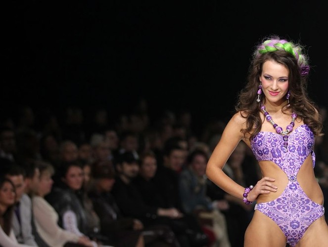 Kwiatowe wzory w modzie plażowej – kostiumy kąpielowe na sezon wiosna-lato 2012