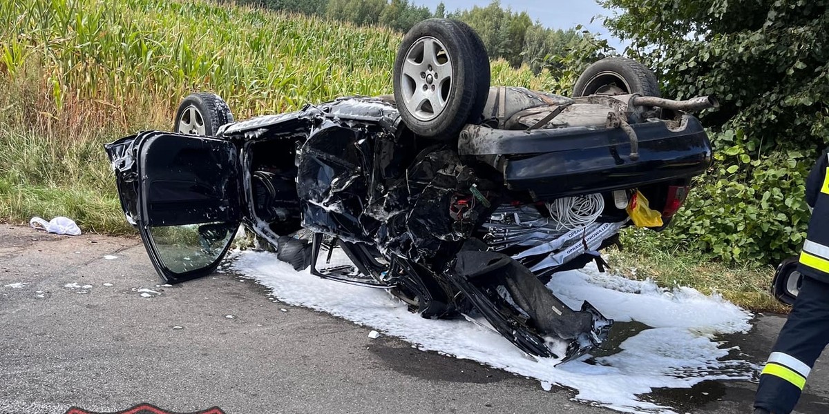 Tragedia w Korczewie. Auto uderzyło w drzewo. W środku były dzieci.