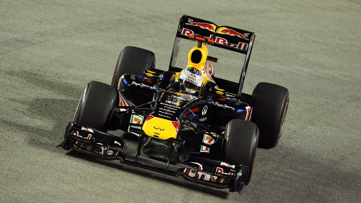 Sebastian Vettel wygrał wyścig o GP Singapuru. Kierowca Red Bulla nie mógł jeszcze się cieszyć z mistrzostwa świata, ponieważ na podium stanęli Jenson Button i Mark Webber. Ten pierwszy ciągle ma teoretyczne szanse na tytuł. Swój bolid roztrzaskał siedmiokrotny mistrz świata, Michael Schumacher.