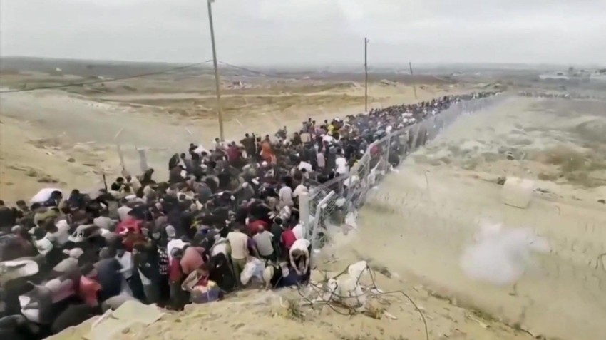 Dostavljeni snimci prikazuju duge redove Palestinaca u potrazi za pomoći kroz ograđeni prostor žicom | Foto: SUPPLIED