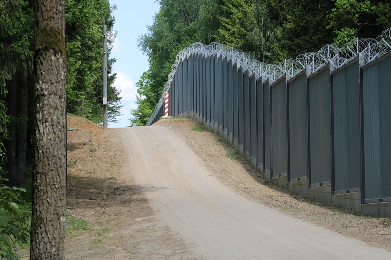 Zapora na granicy z Białorusią niedaleko Białowieży