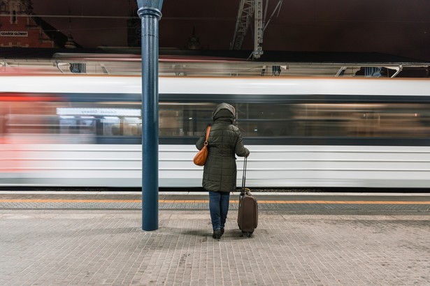 Twój pociąg spóźnił się ponad godzinę? Masz prawo do zwrotu części pieniędzy, a nawet posiłku i noclegu