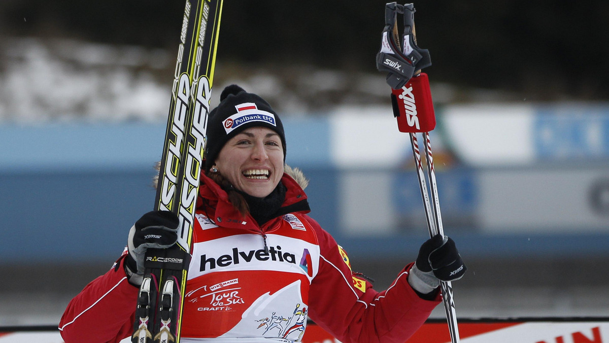 Znakomicie rozpoczęła Justyna Kowalczyk obronę swojego tytułu w prestiżowym Tour de Ski. Z grona 74 startujących w Oberhofie zawodniczek, Polka okazała się najszybsza na trasie liczącej 2,5 kilometra, którą pokonywano stylem dowolnym - czytamy na oficjalnej stronie polskiej biegaczki