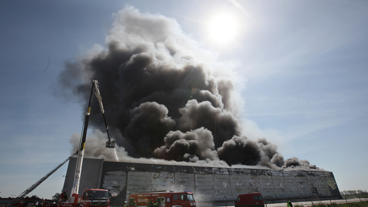 Wielki pożar hali w Wólce Kosowskiej - Wiadomości