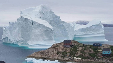 Góra lodowa zbliża się do wybrzeża Grenlandii