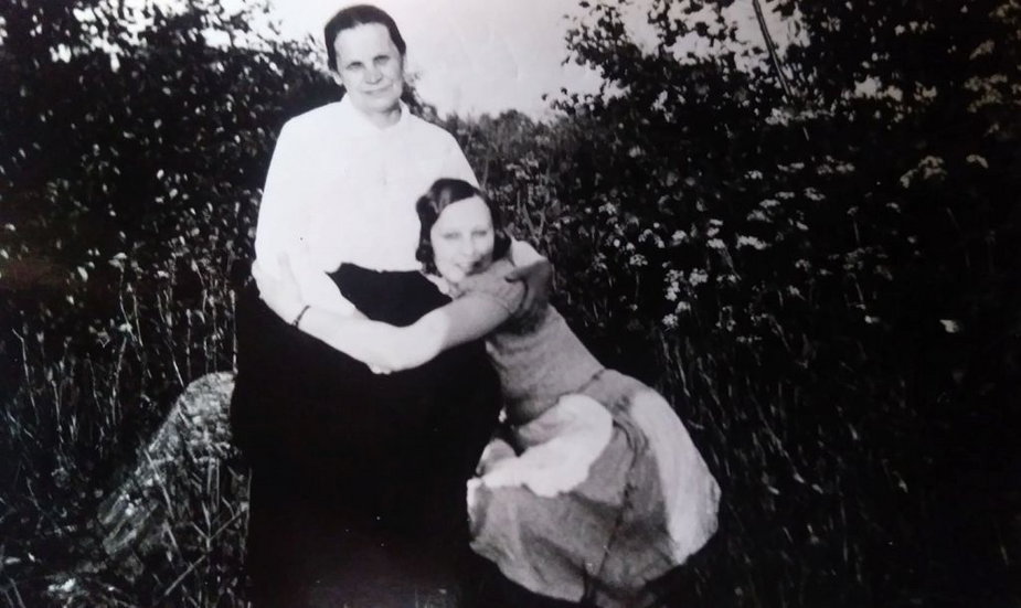 Lidia Pickart z matką Olgą Iwanow, lato 1932 roku (z archiwum rodziny Iwanowskich)