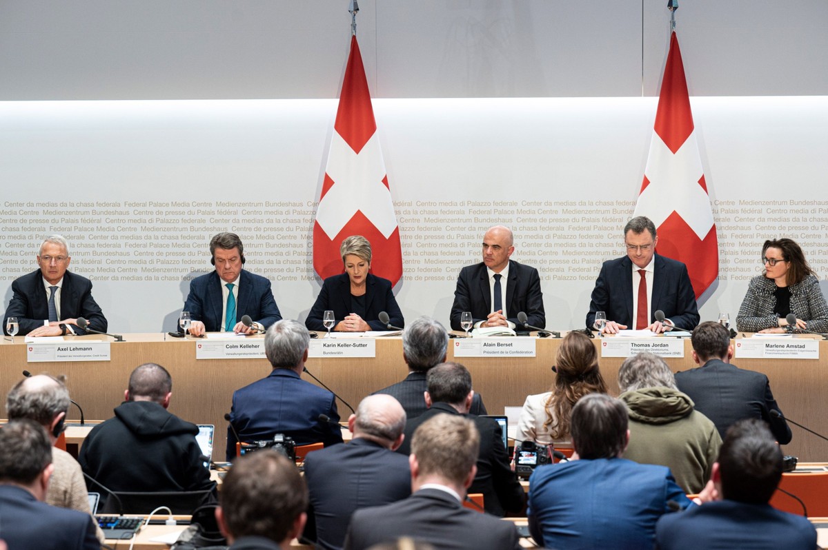 Konferencja prasowa w związku z przejęciem banku Credit Suisse przez UBS. Od lewej – Axel Lehmann, szef Credit Suisse Group AG, Colm Kelleher, szef UBS Group AG, Karin Keller-Sutter, szwajcarska minister finansów, Alain Berset, prezydent Szwajcarii, Thomas Jordan, przewodniczący Szwajcarskiego Banku Narodowego (SNB), Marlene Amstand, szefowa szwajcarskiego Urzędu Nadzoru nad Rynkiem Finansowym (FINMA). Berno, Szwajcaria, 19.03.2023