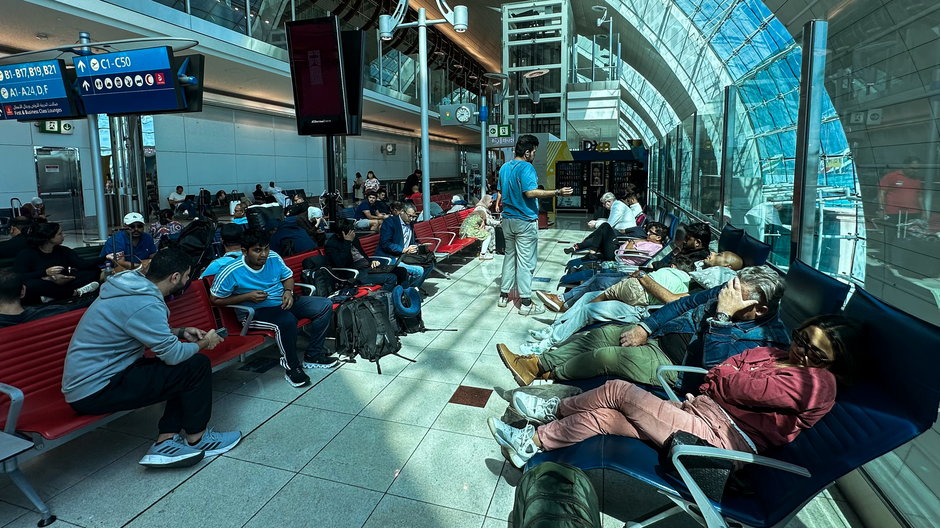 Pasażerowie czekają na swoje loty na międzynarodowym lotnisku w Dubaju 17 kwietnia 2024 r.
