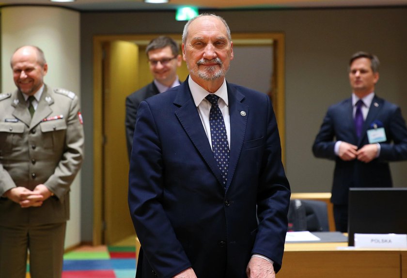 Macierewicz zamawia specjalny pociąg