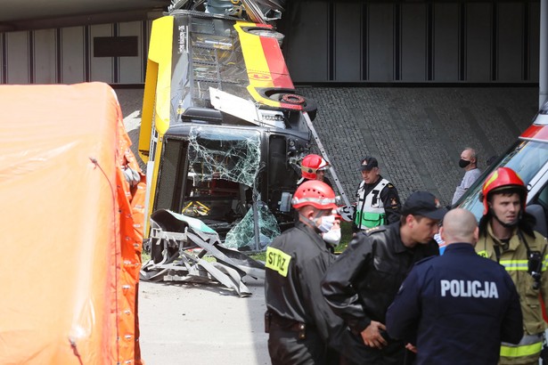 Wypadek autobusu ZTM w Warszawie. Pojazd spadł z mostu Grota-Roweckiego