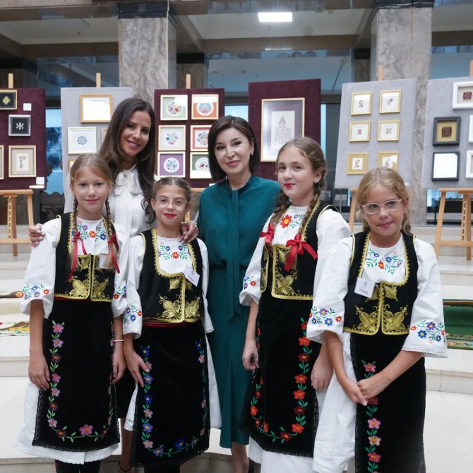Prva dama Srbije Tamara Vučić sa prvom damom Uzbekistana Ziroat Mirzijojevom i devojčicama iz KUD-a "Labudovo okno"