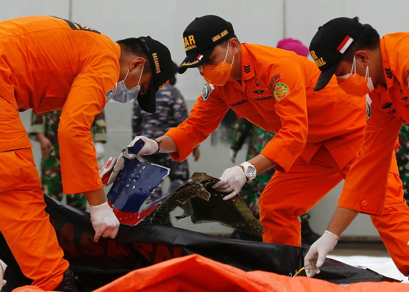 Znaleziono czarne skrzynki samolotu, który rozbił się w Indonezji