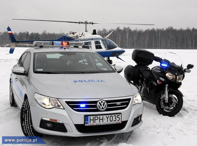 Polscy policjanci z roku na rok dysponują coraz nowszym sprzętem. Od niedawna na Mazowszu można zobaczyć volkswagena passata CC w srebrno-niebieskich barwach, który jest nowym narzędziem do walki z piratami drogowymi.