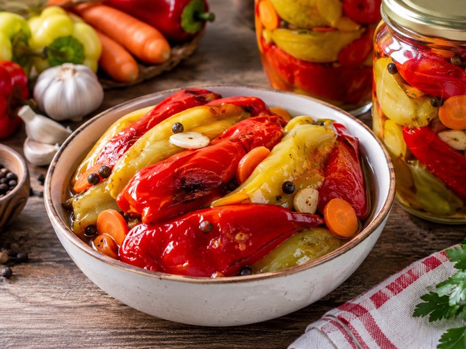 Peckane paprike za zimnicu: Originalni recept sa šargarepom i belim lukom