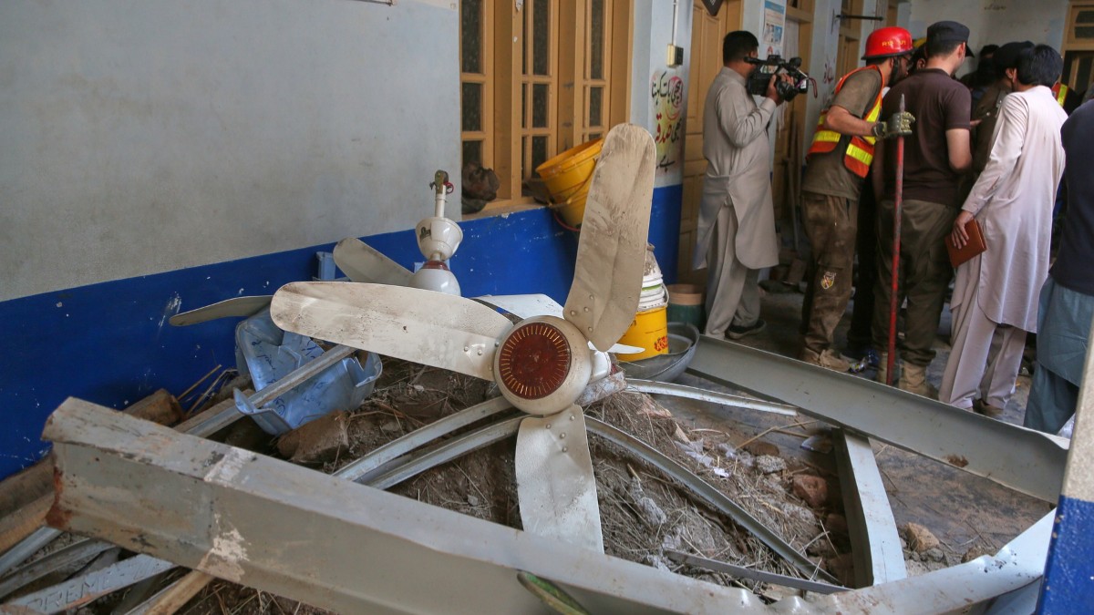 Cel puțin 34 de copii și o profesoară au murit după ce tavanul unei școli s-a prăbușit peste ei, în Pakistan