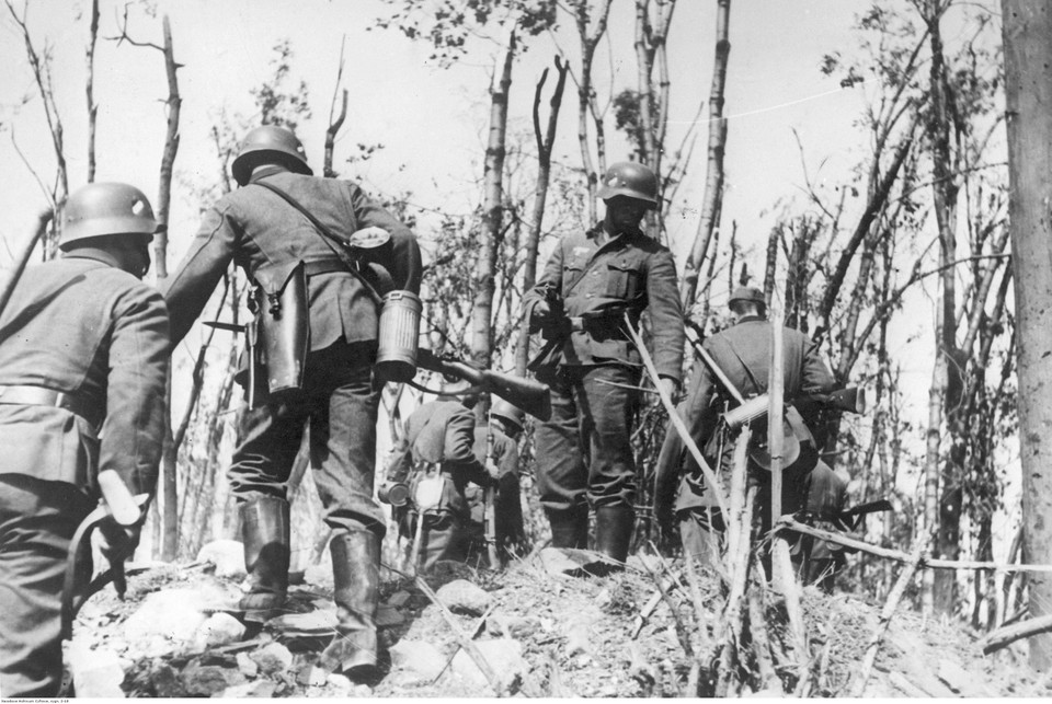 Niemieccy żołnierze przeszukują teren Westerplatte po kapitulacji obrońców