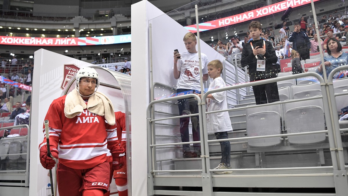 epa06726231 - RUSSIA PUTIN (Vladimir Putin takes part in a gala ice hockey match)