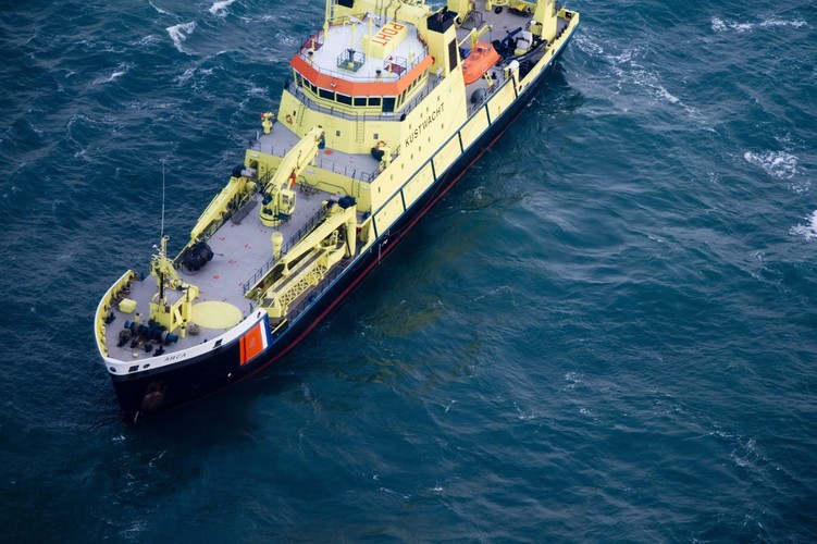 Samochodowiec Baltic Ace z 24 osobami na pokładzie zatonął w środę na Morzu Północnym