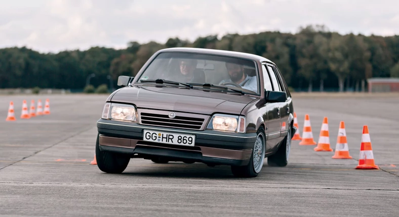 Opel Ascona wyzwał w latach 
80. konkurencję na pojedynek. 
Czy mógł wygrać?