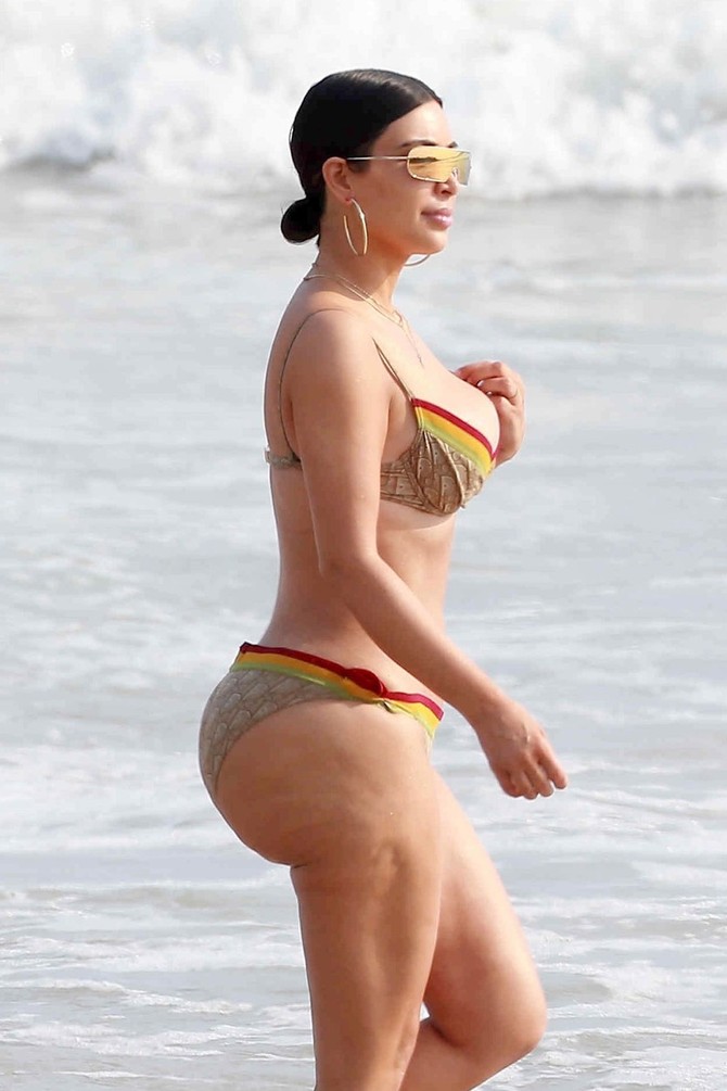 Kim Kardašijan na plaži 2017. godine